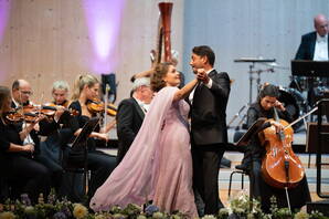 Zoom: Polina Pasztircsák, Dovlet Nurgeldiyev, Wiener Johann Strauss Orchester, Festival-Zelt Gstaad